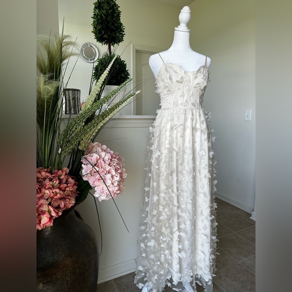 Thirty/thirty dress Elegant White Floral Gown - Picture 4 of 12